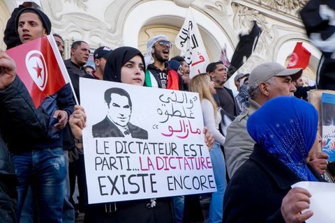 14 janvier 2015 : les Tunisiens célèbrent sur l'avenue Habib Bourguiba à Tunis le 4ème anniversaire de la révolution tunisienne qui a mené à la chute du président déchu Zine el Abdidine Ben Ali, le vendredi 14 janvier 2011 et son exil vers l’Arabie Saoudite. Entre les nombreux tunisiens venus marcher en famille sous un doux soleil, des regroupements très variés se répartissés l'avenue, famille de martyrs, partisans d'Hizbt Tahrir, d'Ennahdha ou d'El Watan, jeunesse islamiste des LPR, soutien à Sofiane et Nadhir, ...