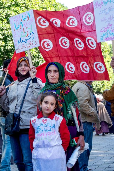 14 janvier 2015 : les Tunisiens célèbrent sur l'avenue Habib Bourguiba à Tunis le 4ème anniversaire de la révolution tunisienne qui a mené à la chute du président déchu Zine el Abdidine Ben Ali, le vendredi 14 janvier 2011 et son exil vers l’Arabie Saoudite. Entre les nombreux tunisiens venus marcher en famille sous un doux soleil, des regroupements très variés se répartissés l'avenue, famille de martyrs, partisans d'Hizbt Tahrir, d'Ennahdha ou d'El Watan, jeunesse islamiste des LPR, soutien à Sofiane et Nadhir, ...