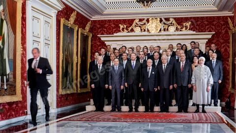 6 février 2015 : Portrait de l'ensemble du gouvernement de Habib Essid avec le Président de la République. deux jours après le vote de confiance du nouveau gouvernement de Habib Essid à l'assemblée avec une large majorité pour de 166 sièges sur 217, cérémonie de pretsation de serment et photo du nouveau gouvernement au Palais de Carthage autour du Président de la République Béji Caïd Essebsi. Les 44 ministres et secrétaires d’Etat choisis par le Chef du gouvernement Habib Essid se sont présentés, chacun son tour, devant le président de la République pour prêter serment sur le Coran.