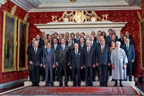 6 février 2015 : Portrait de l'ensemble du gouvernement de Habib Essid avec le Président de la République. deux jours après le vote de confiance du nouveau gouvernement de Habib Essid à l'assemblée avec une large majorité pour de 166 sièges sur 217, cérémonie de pretsation de serment et photo du nouveau gouvernement au Palais de Carthage autour du Président de la République Béji Caïd Essebsi. Les 44 ministres et secrétaires d’Etat choisis par le Chef du gouvernement Habib Essid se sont présentés, chacun son tour, devant le président de la République pour prêter serment sur le Coran.
