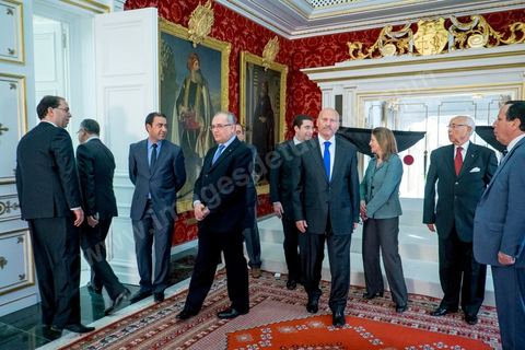 6 février 2015 : L'équipe de ministres et conseillers de la Présidence autour de Béji Caid Essebsi. Deux jours après le vote de confiance du nouveau gouvernement de Habib Essid à l'assemblée avec une large majorité pour de 166 sièges sur 217, cérémonie de pretsation de serment et photo du nouveau gouvernement au Palais de Carthage autour du Président de la République Béji Caïd Essebsi. Les 44 ministres et secrétaires d’Etat choisis par le Chef du gouvernement Habib Essid se sont présentés, chacun son tour, devant le président de la République pour prêter serment sur le Coran.