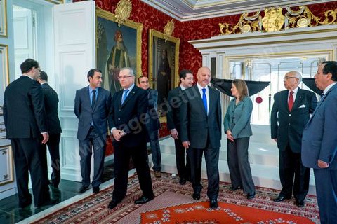 6 février 2015 : L'équipe de ministres et conseillers de la Présidence autour de Béji Caid Essebsi. Deux jours après le vote de confiance du nouveau gouvernement de Habib Essid à l'assemblée avec une large majorité pour de 166 sièges sur 217, cérémonie de pretsation de serment et photo du nouveau gouvernement au Palais de Carthage autour du Président de la République Béji Caïd Essebsi. Les 44 ministres et secrétaires d’Etat choisis par le Chef du gouvernement Habib Essid se sont présentés, chacun son tour, devant le président de la République pour prêter serment sur le Coran.