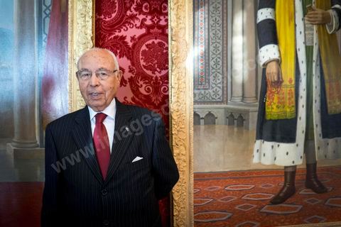 6 février 2015 : Lazhar Karoui Chebbi, 87 ans, membre du comité exécutif parti Nidaa Tounes, a été nommé ministre représentatif de Beji Caid Essebsi. Deux jours après le vote de confiance du nouveau gouvernement de Habib Essid à l'assemblée avec une large majorité pour de 166 sièges sur 217, cérémonie de pretsation de serment et photo du nouveau gouvernement au Palais de Carthage autour du Président de la République Béji Caïd Essebsi. Les 44 ministres et secrétaires d’Etat choisis par le Chef du gouvernement Habib Essid se sont présentés, chacun son tour, devant le président de la République pour prêter serment sur le Coran.