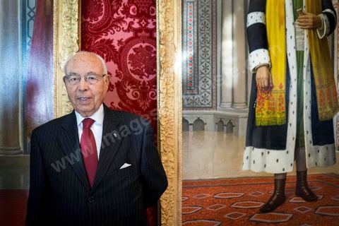 6 février 2015 : Lazhar Karoui Chebbi, 87 ans, membre du comité exécutif parti Nidaa Tounes, a été nommé ministre représentatif de Béji Caïd Essebsi. Deux jours après le vote de confiance du nouveau gouvernement de Habib Essid à l'assemblée avec une large majorité pour de 166 sièges sur 217, cérémonie de pretsation de serment et photo du nouveau gouvernement au Palais de Carthage autour du Président de la République Béji Caïd Essebsi. Les 44 ministres et secrétaires d’Etat choisis par le Chef du gouvernement Habib Essid se sont présentés, chacun son tour, devant le président de la République pour prêter serment sur le Coran.