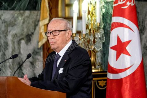 6 février 2015 : «C’est un choix dans lequel je me suis abstenu d’interférer et j’espère que la Tunisie aura une vision juste de la composition de ce gouvernement ». Le président de la République Béji Caïd Essebsi a glissé habilement cette petite phrase dans sa brève adresse aux membres du gouvernement lors de la cérémonie de prestation de serment organisée vendredi matin à Carthage.. deux jours après le vote de confiance du nouveau gouvernement de Habib Essid à l'assemblée avec une large majorité pour de 166 sièges sur 217, cérémonie de pretsation de serment et photo du nouveau gouvernement au Palais de Carthage autour du Président de la République Béji Caïd Essebsi. Les 44 ministres et secrétaires d’Etat choisis par le Chef du gouvernement Habib Essid se sont présentés, chacun son tour, devant le président de la République pour prêter serment sur le Coran.
