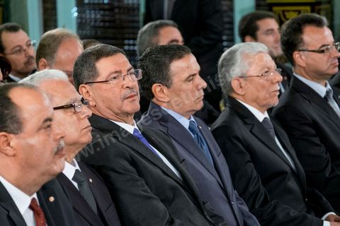 6 février 2015 : Les nouveaux ministre régaliens autour du Premier Ministre Habib Essid. Deux jours après le vote de confiance du nouveau gouvernement de Habib Essid à l'assemblée avec une large majorité pour de 166 sièges sur 217, cérémonie de pretsation de serment et photo du nouveau gouvernement au Palais de Carthage autour du Président de la République Béji Caïd Essebsi. Les 44 ministres et secrétaires d’Etat choisis par le Chef du gouvernement Habib Essid se sont présentés, chacun son tour, devant le président de la République pour prêter serment sur le Coran.