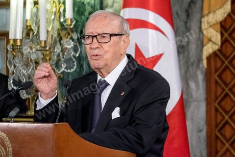6 février 2015 : «C’est un choix dans lequel je me suis abstenu d’interférer et j’espère que la Tunisie aura une vision juste de la composition de ce gouvernement ». Le président de la République Béji Caïd Essebsi a glissé habilement cette petite phrase dans sa brève adresse aux membres du gouvernement lors de la cérémonie de prestation de serment organisée vendredi matin à Carthage.. deux jours après le vote de confiance du nouveau gouvernement de Habib Essid à l'assemblée avec une large majorité pour de 166 sièges sur 217, cérémonie de pretsation de serment et photo du nouveau gouvernement au Palais de Carthage autour du Président de la République Béji Caïd Essebsi. Les 44 ministres et secrétaires d’Etat choisis par le Chef du gouvernement Habib Essid se sont présentés, chacun son tour, devant le président de la République pour prêter serment sur le Coran.