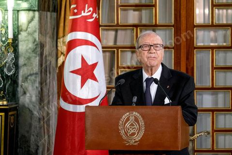 6 février 2015 : «C’est un choix dans lequel je me suis abstenu d’interférer et j’espère que la Tunisie aura une vision juste de la composition de ce gouvernement ». Le président de la République Béji Caïd Essebsi a glissé habilement cette petite phrase dans sa brève adresse aux membres du gouvernement lors de la cérémonie de prestation de serment organisée vendredi matin à Carthage.. deux jours après le vote de confiance du nouveau gouvernement de Habib Essid à l'assemblée avec une large majorité pour de 166 sièges sur 217, cérémonie de pretsation de serment et photo du nouveau gouvernement au Palais de Carthage autour du Président de la République Béji Caïd Essebsi. Les 44 ministres et secrétaires d’Etat choisis par le Chef du gouvernement Habib Essid se sont présentés, chacun son tour, devant le président de la République pour prêter serment sur le Coran.