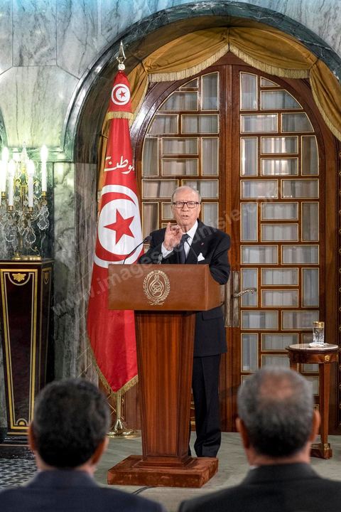 6 février 2015 : «C’est un choix dans lequel je me suis abstenu d’interférer et j’espère que la Tunisie aura une vision juste de la composition de ce gouvernement ». Le président de la République Béji Caïd Essebsi a glissé habilement cette petite phrase dans sa brève adresse aux membres du gouvernement lors de la cérémonie de prestation de serment organisée vendredi matin à Carthage.. deux jours après le vote de confiance du nouveau gouvernement de Habib Essid à l'assemblée avec une large majorité pour de 166 sièges sur 217, cérémonie de pretsation de serment et photo du nouveau gouvernement au Palais de Carthage autour du Président de la République Béji Caïd Essebsi. Les 44 ministres et secrétaires d’Etat choisis par le Chef du gouvernement Habib Essid se sont présentés, chacun son tour, devant le président de la République pour prêter serment sur le Coran.