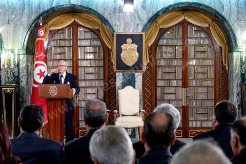 6 février 2015 : «C’est un choix dans lequel je me suis abstenu d’interférer et j’espère que la Tunisie aura une vision juste de la composition de ce gouvernement ». Le président de la République Béji Caïd Essebsi a glissé habilement cette petite phrase dans sa brève adresse aux membres du gouvernement lors de la cérémonie de prestation de serment organisée vendredi matin à Carthage.. deux jours après le vote de confiance du nouveau gouvernement de Habib Essid à l'assemblée avec une large majorité pour de 166 sièges sur 217, cérémonie de pretsation de serment et photo du nouveau gouvernement au Palais de Carthage autour du Président de la République Béji Caïd Essebsi. Les 44 ministres et secrétaires d’Etat choisis par le Chef du gouvernement Habib Essid se sont présentés, chacun son tour, devant le président de la République pour prêter serment sur le Coran.