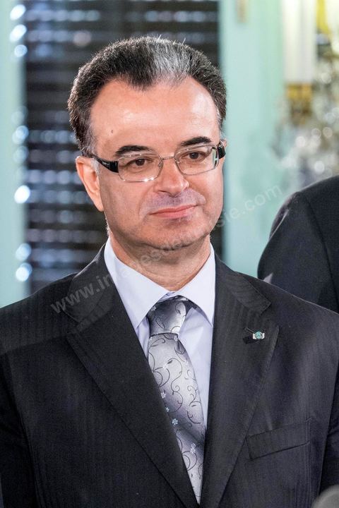 6 février 2015 : Slim Chaker, Ministre des Finances. Deux jours après le vote de confiance du nouveau gouvernement de Habib Essid à l'assemblée avec une large majorité pour de 166 sièges sur 217, cérémonie de pretsation de serment et photo du nouveau gouvernement au Palais de Carthage autour du Président de la République Béji Caïd Essebsi. Les 44 ministres et secrétaires d’Etat choisis par le Chef du gouvernement Habib Essid se sont présentés, chacun son tour, devant le président de la République pour prêter serment sur le Coran.