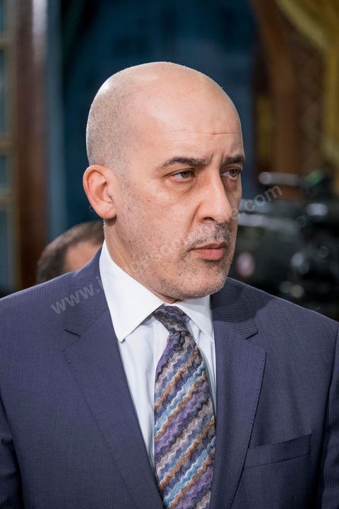 6 février 2015 : Moez Sinaoui, porte parole de la Présidence. Deux jours après le vote de confiance du nouveau gouvernement de Habib Essid à l'assemblée avec une large majorité pour de 166 sièges sur 217, cérémonie de pretsation de serment et photo du nouveau gouvernement au Palais de Carthage autour du Président de la République Béji Caïd Essebsi. Les 44 ministres et secrétaires d’Etat choisis par le Chef du gouvernement Habib Essid se sont présentés, chacun son tour, devant le président de la République pour prêter serment sur le Coran.