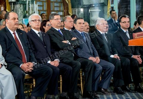 6 février 2015 : Le premier ministre Habib Essid et ses ministres. Deux jours après le vote de confiance du nouveau gouvernement de Habib Essid à l'assemblée avec une large majorité pour de 166 sièges sur 217, cérémonie de pretsation de serment et photo du nouveau gouvernement au Palais de Carthage autour du Président de la République Béji Caïd Essebsi. Les 44 ministres et secrétaires d’Etat choisis par le Chef du gouvernement Habib Essid se sont présentés, chacun son tour, devant le président de la République pour prêter serment sur le Coran.