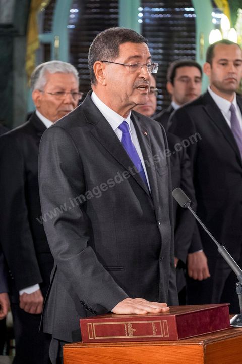 6 février 2015 : Le premier ministre Habib Essid prête serment sur le Coran. Deux jours après le vote de confiance du nouveau gouvernement de Habib Essid à l'assemblée avec une large majorité pour de 166 sièges sur 217, cérémonie de pretsation de serment et photo du nouveau gouvernement au Palais de Carthage autour du Président de la République Béji Caïd Essebsi. Les 44 ministres et secrétaires d’Etat choisis par le Chef du gouvernement Habib Essid se sont présentés, chacun son tour, devant le président de la République pour prêter serment sur le Coran.