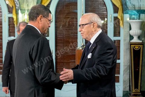 6 février 2015 : Le premier ministre Habib Essid et le Président de la République Béji Caid Essebsi. Deux jours après le vote de confiance du nouveau gouvernement de Habib Essid à l'assemblée avec une large majorité pour de 166 sièges sur 217, cérémonie de pretsation de serment et photo du nouveau gouvernement au Palais de Carthage autour du Président de la République Béji Caïd Essebsi. Les 44 ministres et secrétaires d’Etat choisis par le Chef du gouvernement Habib Essid se sont présentés, chacun son tour, devant le président de la République pour prêter serment sur le Coran.