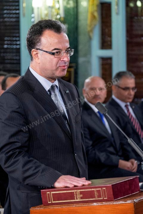 6 février 2015 : Slim Chaker, Ministre des Finances prête serment. Deux jours après le vote de confiance du nouveau gouvernement de Habib Essid à l'assemblée avec une large majorité pour de 166 sièges sur 217, cérémonie de pretsation de serment et photo du nouveau gouvernement au Palais de Carthage autour du Président de la République Béji Caïd Essebsi. Les 44 ministres et secrétaires d’Etat choisis par le Chef du gouvernement Habib Essid se sont présentés, chacun son tour, devant le président de la République pour prêter serment sur le Coran.