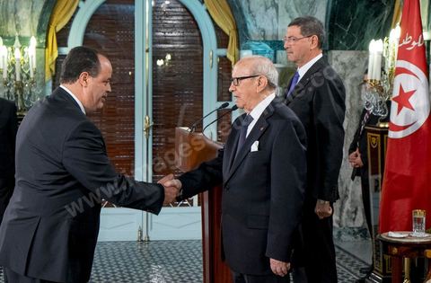 6 février 2015 : Mohamed Najem Gharsalli, ministre de l'intérieur et Beji Caid Essebsi Président de la République, avec Habib Essid Premier Ministre. Deux jours après le vote de confiance du nouveau gouvernement de Habib Essid à l'assemblée avec une large majorité pour de 166 sièges sur 217, cérémonie de pretsation de serment et photo du nouveau gouvernement au Palais de Carthage autour du Président de la République Béji Caïd Essebsi. Les 44 ministres et secrétaires d’Etat choisis par le Chef du gouvernement Habib Essid se sont présentés, chacun son tour, devant le président de la République pour prêter serment sur le Coran.