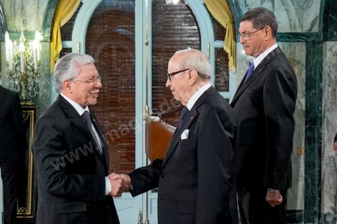 6 février 2015 : Taieb Baccouche, Ministre des Affaires Etrangères, et Beji Caid Essebsi Président de la République, avec Habib Essid Premier Ministre. Deux jours après le vote de confiance du nouveau gouvernement de Habib Essid à l'assemblée avec une large majorité pour de 166 sièges sur 217, cérémonie de pretsation de serment et photo du nouveau gouvernement au Palais de Carthage autour du Président de la République Béji Caïd Essebsi. Les 44 ministres et secrétaires d’Etat choisis par le Chef du gouvernement Habib Essid se sont présentés, chacun son tour, devant le président de la République pour prêter serment sur le Coran.