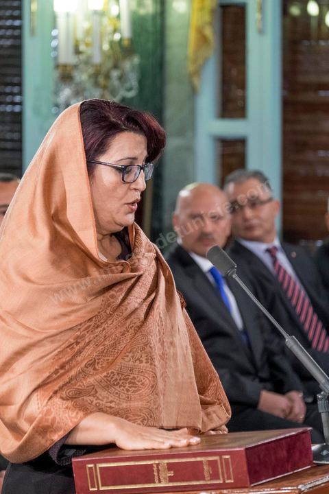6 février 2015 : Samira Meai Friaa, Minsitre de la Femme, prête serment sur le Coran. Deux jours après le vote de confiance du nouveau gouvernement de Habib Essid à l'assemblée avec une large majorité pour de 166 sièges sur 217, cérémonie de pretsation de serment et photo du nouveau gouvernement au Palais de Carthage autour du Président de la République Béji Caïd Essebsi. Les 44 ministres et secrétaires d’Etat choisis par le Chef du gouvernement Habib Essid se sont présentés, chacun son tour, devant le président de la République pour prêter serment sur le Coran.