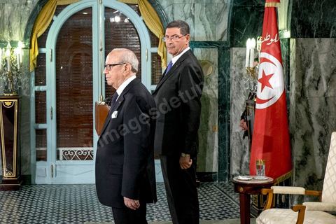 6 février 2015 : Beji Caid Essebsi Président de la République, avec Habib Essid Premier Ministre. Deux jours après le vote de confiance du nouveau gouvernement de Habib Essid à l'assemblée avec une large majorité pour de 166 sièges sur 217, cérémonie de pretsation de serment et photo du nouveau gouvernement au Palais de Carthage autour du Président de la République Béji Caïd Essebsi. Les 44 ministres et secrétaires d’Etat choisis par le Chef du gouvernement Habib Essid se sont présentés, chacun son tour, devant le président de la République pour prêter serment sur le Coran. 
