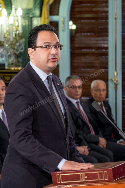 6 février 2015 : Zied Laadhari, le ministre du parti islamiste Ennahdha, au poste de Ministre de la Formation professionnelle et de l’emploi, prête serment sur le Coran. Deux jours après le vote de confiance du nouveau gouvernement de Habib Essid à l'assemblée avec une large majorité pour de 166 sièges sur 217, cérémonie de pretsation de serment et photo du nouveau gouvernement au Palais de Carthage autour du Président de la République Béji Caïd Essebsi. Les 44 ministres et secrétaires d’Etat choisis par le Chef du gouvernement Habib Essid se sont présentés, chacun son tour, devant le président de la République pour prêter serment sur le Coran.