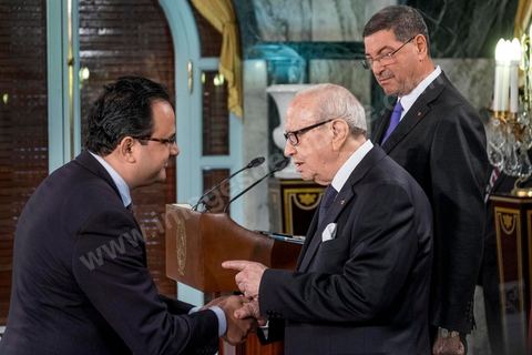 6 février 2015 : Zied Laadhari, le ministre du parti islamiste Ennahdha, au poste de Ministre de la Formation professionnelle et de l’emploi, et Beji Caid Essebsi Président de la République, avec Habib Essid Premier Ministre. Deux jours après le vote de confiance du nouveau gouvernement de Habib Essid à l'assemblée avec une large majorité pour de 166 sièges sur 217, cérémonie de pretsation de serment et photo du nouveau gouvernement au Palais de Carthage autour du Président de la République Béji Caïd Essebsi. Les 44 ministres et secrétaires d’Etat choisis par le Chef du gouvernement Habib Essid se sont présentés, chacun son tour, devant le président de la République pour prêter serment sur le Coran. 
