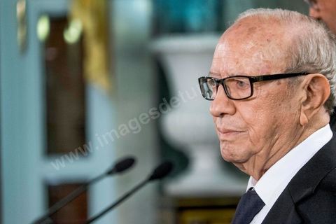 6 février 2015 : Beji Caid Essebsi Président de la République. Deux jours après le vote de confiance du nouveau gouvernement de Habib Essid à l'assemblée avec une large majorité pour de 166 sièges sur 217, cérémonie de pretsation de serment et photo du nouveau gouvernement au Palais de Carthage autour du Président de la République Béji Caïd Essebsi. Les 44 ministres et secrétaires d’Etat choisis par le Chef du gouvernement Habib Essid se sont présentés, chacun son tour, devant le président de la République pour prêter serment sur le Coran. 