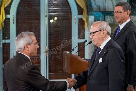 6 février 2015 : Mahmoud Ben Romdhane, ministre des Transports et Beji Caid Essebsi Président de la République, avec Habib Essid Premier Ministre. Deux jours après le vote de confiance du nouveau gouvernement de Habib Essid à l'assemblée avec une large majorité pour de 166 sièges sur 217, cérémonie de pretsation de serment et photo du nouveau gouvernement au Palais de Carthage autour du Président de la République Béji Caïd Essebsi. Les 44 ministres et secrétaires d’Etat choisis par le Chef du gouvernement Habib Essid se sont présentés, chacun son tour, devant le président de la République pour prêter serment sur le Coran. 