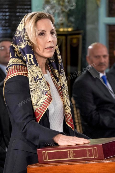 6 février 2015 : Salma Rekik Elloumi, ministre du Tourisme et de l'artisanat prête serment sur le Coran. Deux jours après le vote de confiance du nouveau gouvernement de Habib Essid à l'assemblée avec une large majorité pour de 166 sièges sur 217, cérémonie de pretsation de serment et photo du nouveau gouvernement au Palais de Carthage autour du Président de la République Béji Caïd Essebsi. Les 44 ministres et secrétaires d’Etat choisis par le Chef du gouvernement Habib Essid se sont présentés, chacun son tour, devant le président de la République pour prêter serment sur le Coran.