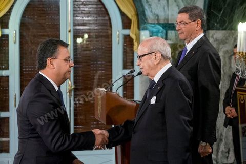 6 février 2015 : Noômane Fehri, Ministre des Technologies, des télécommunications et de l’économie numérique et Beji Caid Essebsi Président de la République, avec Habib Essid Premier Ministre. Deux jours après le vote de confiance du nouveau gouvernement de Habib Essid à l'assemblée avec une large majorité pour de 166 sièges sur 217, cérémonie de pretsation de serment et photo du nouveau gouvernement au Palais de Carthage autour du Président de la République Béji Caïd Essebsi. Les 44 ministres et secrétaires d’Etat choisis par le Chef du gouvernement Habib Essid se sont présentés, chacun son tour, devant le président de la République pour prêter serment sur le Coran.
