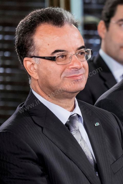 6 février 2015 : Slim Chaker, Ministre des Finances. Deux jours après le vote de confiance du nouveau gouvernement de Habib Essid à l'assemblée avec une large majorité pour de 166 sièges sur 217, cérémonie de pretsation de serment et photo du nouveau gouvernement au Palais de Carthage autour du Président de la République Béji Caïd Essebsi. Les 44 ministres et secrétaires d’Etat choisis par le Chef du gouvernement Habib Essid se sont présentés, chacun son tour, devant le président de la République pour prêter serment sur le Coran.