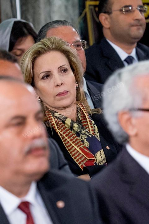 6 février 2015 : Salma Rekik Elloumi, ministre du Tourisme et de l'artisanat. Deux jours après le vote de confiance du nouveau gouvernement de Habib Essid à l'assemblée avec une large majorité pour de 166 sièges sur 217, cérémonie de pretsation de serment et photo du nouveau gouvernement au Palais de Carthage autour du Président de la République Béji Caïd Essebsi. Les 44 ministres et secrétaires d’Etat choisis par le Chef du gouvernement Habib Essid se sont présentés, chacun son tour, devant le président de la République pour prêter serment sur le Coran.