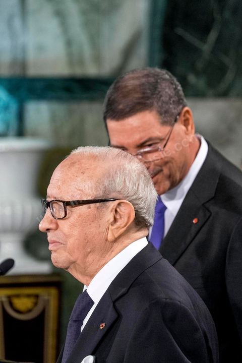 6 février 2015 : Beji Caid Essebsi Président de la République, avec Habib Essid Premier Ministre. Deux jours après le vote de confiance du nouveau gouvernement de Habib Essid à l'assemblée avec une large majorité pour de 166 sièges sur 217, cérémonie de pretsation de serment et photo du nouveau gouvernement au Palais de Carthage autour du Président de la République Béji Caïd Essebsi. Les 44 ministres et secrétaires d’Etat choisis par le Chef du gouvernement Habib Essid se sont présentés, chacun son tour, devant le président de la République pour prêter serment sur le Coran. 