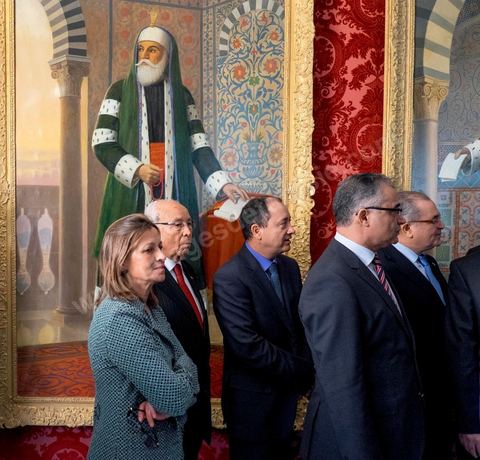 6 février 2015 : L'équipe de ministres et conseillers de la Présidence autour de Béji Caid Essebsi. Deux jours après le vote de confiance du nouveau gouvernement de Habib Essid à l'assemblée avec une large majorité pour de 166 sièges sur 217, cérémonie de pretsation de serment et photo du nouveau gouvernement au Palais de Carthage autour du Président de la République Béji Caïd Essebsi. Les 44 ministres et secrétaires d’Etat choisis par le Chef du gouvernement Habib Essid se sont présentés, chacun son tour, devant le président de la République pour prêter serment sur le Coran.