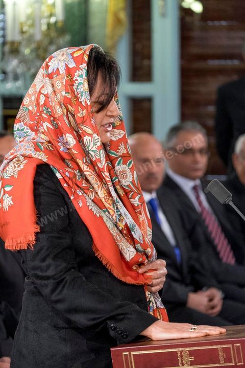 6 février 2015 : Latifa Lakhdar, Ministre de la Culture prête serment sur le Coran. Deux jours après le vote de confiance du nouveau gouvernement de Habib Essid à l'assemblée avec une large majorité pour de 166 sièges sur 217, cérémonie de pretsation de serment et photo du nouveau gouvernement au Palais de Carthage autour du Président de la République Béji Caïd Essebsi. Les 44 ministres et secrétaires d’Etat choisis par le Chef du gouvernement Habib Essid se sont présentés, chacun son tour, devant le président de la République pour prêter serment sur le Coran. 