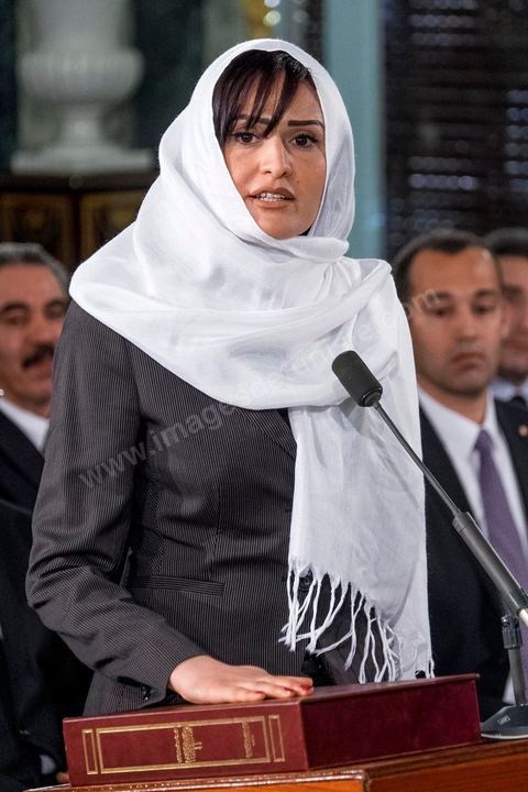 6 février 2015 : Majdoline Cherni, la sœur du martyr Socrate Cherni, Secrétaire d’État chargée du Dossier des martyrs et blessés de la Révolution, prête serment sur le Coran. Deux jours après le vote de confiance du nouveau gouvernement de Habib Essid à l'assemblée avec une large majorité pour de 166 sièges sur 217, cérémonie de pretsation de serment et photo du nouveau gouvernement au Palais de Carthage autour du Président de la République Béji Caïd Essebsi. Les 44 ministres et secrétaires d’Etat choisis par le Chef du gouvernement Habib Essid se sont présentés, chacun son tour, devant le président de la République pour prêter serment sur le Coran. 