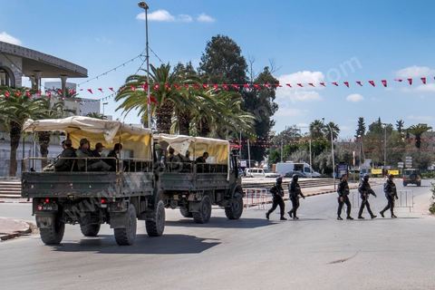 18 mars 2015 : Dispositif militaire et policier très impressionant et sur tension aautour du musée du Bardo. Attaque terroriste au Musée du Bardo au centre de Tunis, L'attaque terroriste du Bardo a fait 19 victimes, a annoncé le Premier ministre tunisien Habib Essid. Parmi les 19 victimes, figurent 2 Tunisiens et 17 touristes de nationalités polonaise, allemande, italienne et espagnole. Deux assaillants ont également été tués et 22 personnes blessées selon ce même bilan préliminaire.
