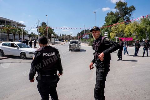 18 mars 2015 : Dispositif militaire et policier très impressionant et sur tension aautour du musée du Bardo. Attaque terroriste au Musée du Bardo au centre de Tunis, L'attaque terroriste du Bardo a fait 19 victimes, a annoncé le Premier ministre tunisien Habib Essid. Parmi les 19 victimes, figurent 2 Tunisiens et 17 touristes de nationalités polonaise, allemande, italienne et espagnole. Deux assaillants ont également été tués et 22 personnes blessées selon ce même bilan préliminaire.