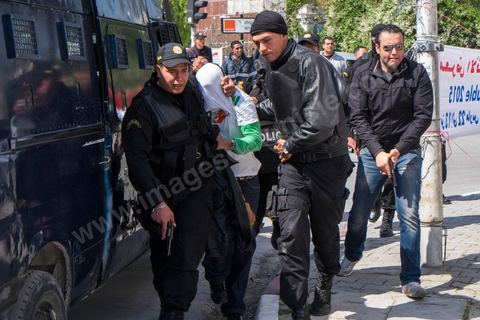 18 mars 2015 : Arrestation d'un des 3 terroristes, celui était le guetteur qui informait les deux autres terroristes selon une source policière. Attaque terroriste au Musée du Bardo au centre de Tunis, L'attaque terroriste du Bardo a fait 19 victimes, a annoncé le Premier ministre tunisien Habib Essid. Parmi les 19 victimes, figurent 2 Tunisiens et 17 touristes de nationalités polonaise, allemande, italienne et espagnole. Deux assaillants ont également été tués et 22 personnes blessées selon ce même bilan préliminaire.