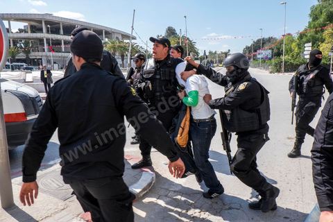 18 mars 2015 : Arrestation d'un des 3 terroristes, celui était le guetteur qui informait les deux autres terroristes selon une source policière. Attaque terroriste au Musée du Bardo au centre de Tunis, L'attaque terroriste du Bardo a fait 19 victimes, a annoncé le Premier ministre tunisien Habib Essid. Parmi les 19 victimes, figurent 2 Tunisiens et 17 touristes de nationalités polonaise, allemande, italienne et espagnole. Deux assaillants ont également été tués et 22 personnes blessées selon ce même bilan préliminaire.