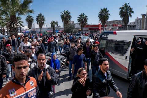 18 mars 2015 : Suite à l'arresttation d'un présumé terroriste, la foule se rue sur la police pour la remercier et l'applaudir. Attaque terroriste au Musée du Bardo au centre de Tunis, L'attaque terroriste du Bardo a fait 19 victimes, a annoncé le Premier ministre tunisien Habib Essid. Parmi les 19 victimes, figurent 2 Tunisiens et 17 touristes de nationalités polonaise, allemande, italienne et espagnole. Deux assaillants ont également été tués et 22 personnes blessées selon ce même bilan préliminaire.