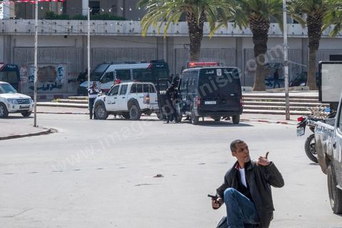 18 mars 2015 : Dispositif militaire et policier très impressionant et sur tension aautour du musée du Bardo. Attaque terroriste au Musée du Bardo au centre de Tunis, L'attaque terroriste du Bardo a fait 19 victimes, a annoncé le Premier ministre tunisien Habib Essid. Parmi les 19 victimes, figurent 2 Tunisiens et 17 touristes de nationalités polonaise, allemande, italienne et espagnole. Deux assaillants ont également été tués et 22 personnes blessées selon ce même bilan préliminaire.