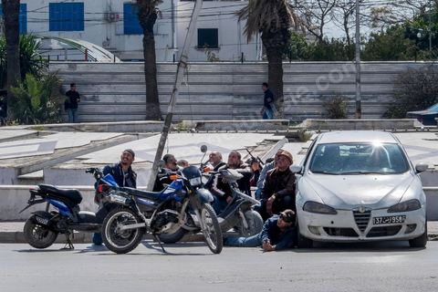 18 mars 2015 : Dispositif militaire et policier très impressionant et sur tension aautour du musée du Bardo. Attaque terroriste au Musée du Bardo au centre de Tunis, L'attaque terroriste du Bardo a fait 19 victimes, a annoncé le Premier ministre tunisien Habib Essid. Parmi les 19 victimes, figurent 2 Tunisiens et 17 touristes de nationalités polonaise, allemande, italienne et espagnole. Deux assaillants ont également été tués et 22 personnes blessées selon ce même bilan préliminaire.