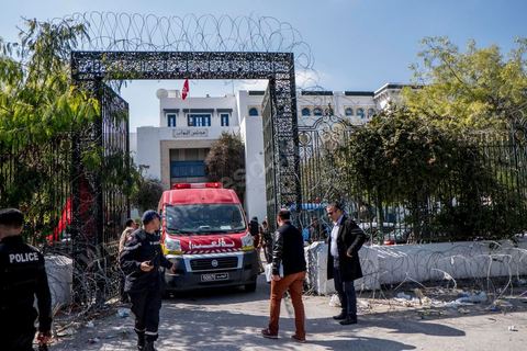18 mars 2015 : Devant la porte de l'Assemblée Nationale, même batiment que le muse du Bardo, l'avacuation des députés et du personnel croise les ambulances. Attaque terroriste au Musée du Bardo au centre de Tunis, L'attaque terroriste du Bardo a fait 19 victimes, a annoncé le Premier ministre tunisien Habib Essid. Parmi les 19 victimes, figurent 2 Tunisiens et 17 touristes de nationalités polonaise, allemande, italienne et espagnole. Deux assaillants ont également été tués et 22 personnes blessées selon ce même bilan préliminaire.