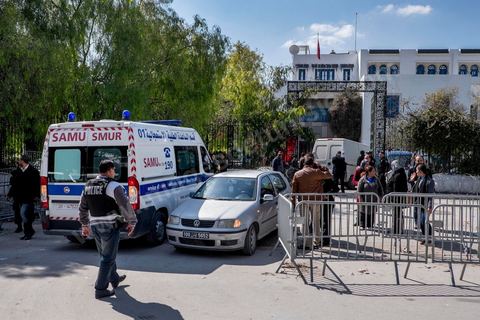 18 mars 2015 : Devant la porte de l'Assemblée Nationale, même batiment que le muse du Bardo, l'avacuation des députés et du personnel croise les ambulances. Attaque terroriste au Musée du Bardo au centre de Tunis, L'attaque terroriste du Bardo a fait 19 victimes, a annoncé le Premier ministre tunisien Habib Essid. Parmi les 19 victimes, figurent 2 Tunisiens et 17 touristes de nationalités polonaise, allemande, italienne et espagnole. Deux assaillants ont également été tués et 22 personnes blessées selon ce même bilan préliminaire.