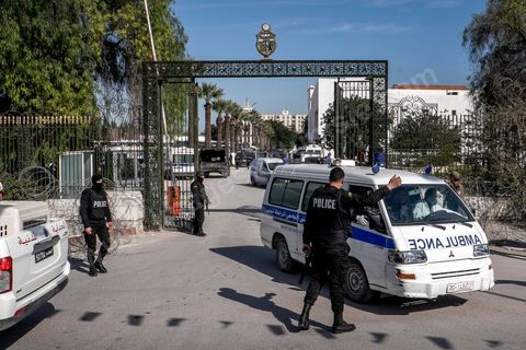 18 mars 2015 : Devant la porte de l'Assemblée Nationale, même batiment que le muse du Bardo, l'avacuation des députés et du personnel croise les ambulances. Attaque terroriste au Musée du Bardo au centre de Tunis, L'attaque terroriste du Bardo a fait 19 victimes, a annoncé le Premier ministre tunisien Habib Essid. Parmi les 19 victimes, figurent 2 Tunisiens et 17 touristes de nationalités polonaise, allemande, italienne et espagnole. Deux assaillants ont également été tués et 22 personnes blessées selon ce même bilan préliminaire.