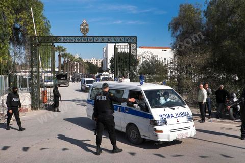 18 mars 2015 : Devant la porte de l'Assemblée Nationale, même batiment que le muse du Bardo, l'avacuation des députés et du personnel croise les ambulances. Attaque terroriste au Musée du Bardo au centre de Tunis, L'attaque terroriste du Bardo a fait 19 victimes, a annoncé le Premier ministre tunisien Habib Essid. Parmi les 19 victimes, figurent 2 Tunisiens et 17 touristes de nationalités polonaise, allemande, italienne et espagnole. Deux assaillants ont également été tués et 22 personnes blessées selon ce même bilan préliminaire.