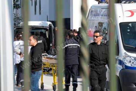 18 mars 2015 : Le parking du musée, forces de police, ambulance et les bus des touristes. Attaque terroriste au Musée du Bardo au centre de Tunis, L'attaque terroriste du Bardo a fait 19 victimes, a annoncé le Premier ministre tunisien Habib Essid. Parmi les 19 victimes, figurent 2 Tunisiens et 17 touristes de nationalités polonaise, allemande, italienne et espagnole. Deux assaillants ont également été tués et 22 personnes blessées selon ce même bilan préliminaire.
