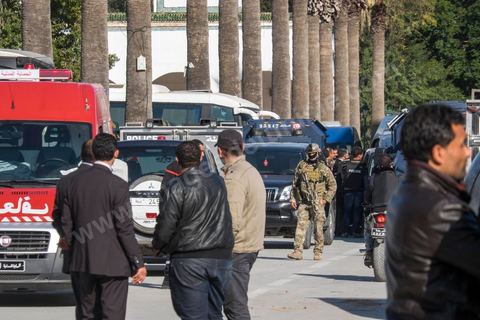 18 mars 2015 : Le parking du musée, forces de police, ambulance et les bus des touristes. Attaque terroriste au Musée du Bardo au centre de Tunis, L'attaque terroriste du Bardo a fait 19 victimes, a annoncé le Premier ministre tunisien Habib Essid. Parmi les 19 victimes, figurent 2 Tunisiens et 17 touristes de nationalités polonaise, allemande, italienne et espagnole. Deux assaillants ont également été tués et 22 personnes blessées selon ce même bilan préliminaire.