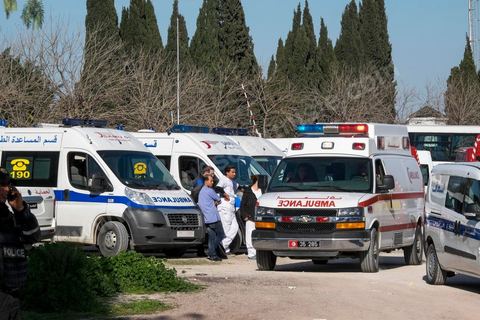 18 mars 2015 : Le parking du musée, forces de police, ambulance et les bus des touristes. Attaque terroriste au Musée du Bardo au centre de Tunis, L'attaque terroriste du Bardo a fait 19 victimes, a annoncé le Premier ministre tunisien Habib Essid. Parmi les 19 victimes, figurent 2 Tunisiens et 17 touristes de nationalités polonaise, allemande, italienne et espagnole. Deux assaillants ont également été tués et 22 personnes blessées selon ce même bilan préliminaire.